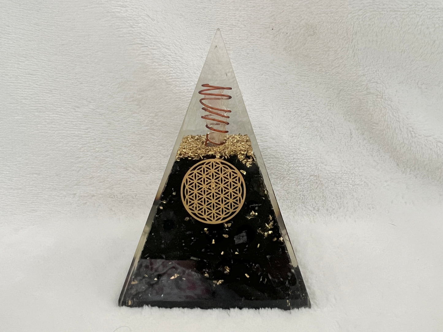 Orgonite pyramide en tourmaline noire