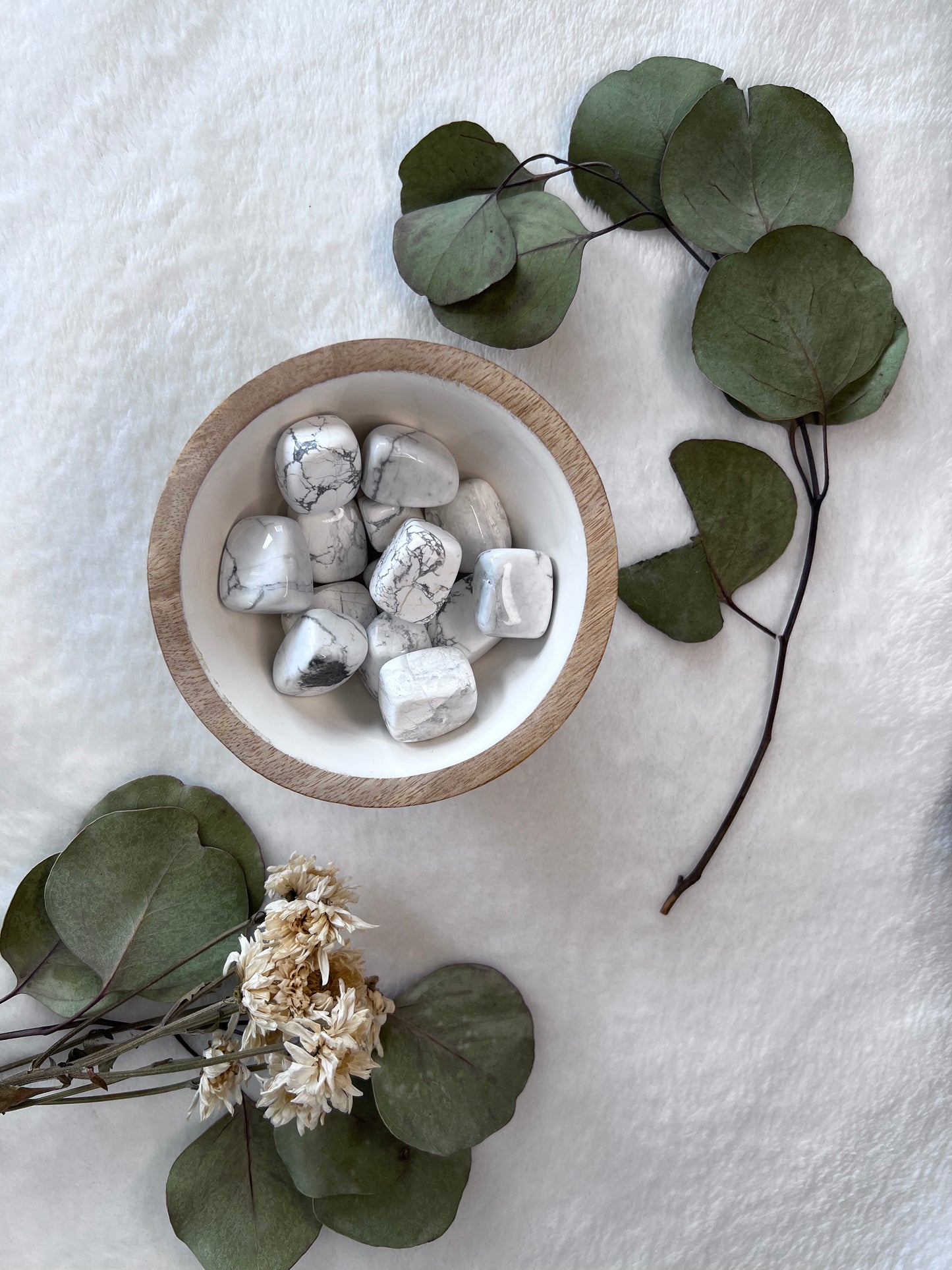 Pierre cubique en howlite