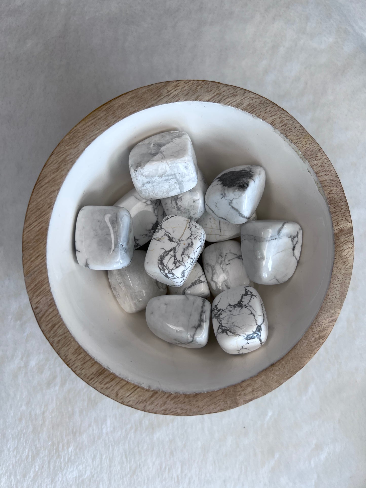 Pierre cubique en howlite