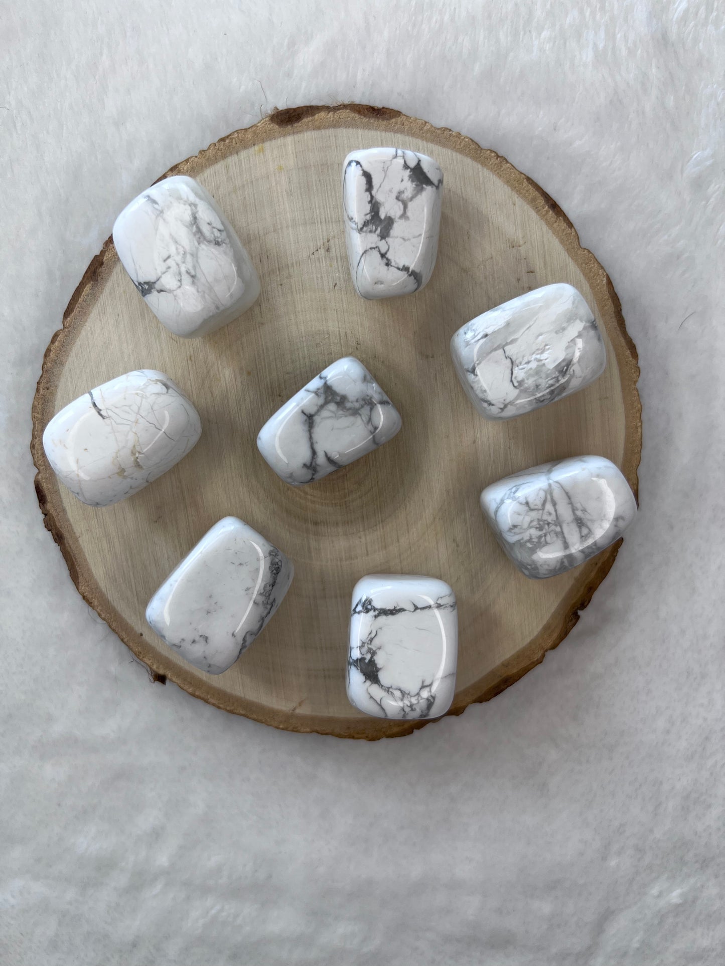 Pierre cubique en howlite