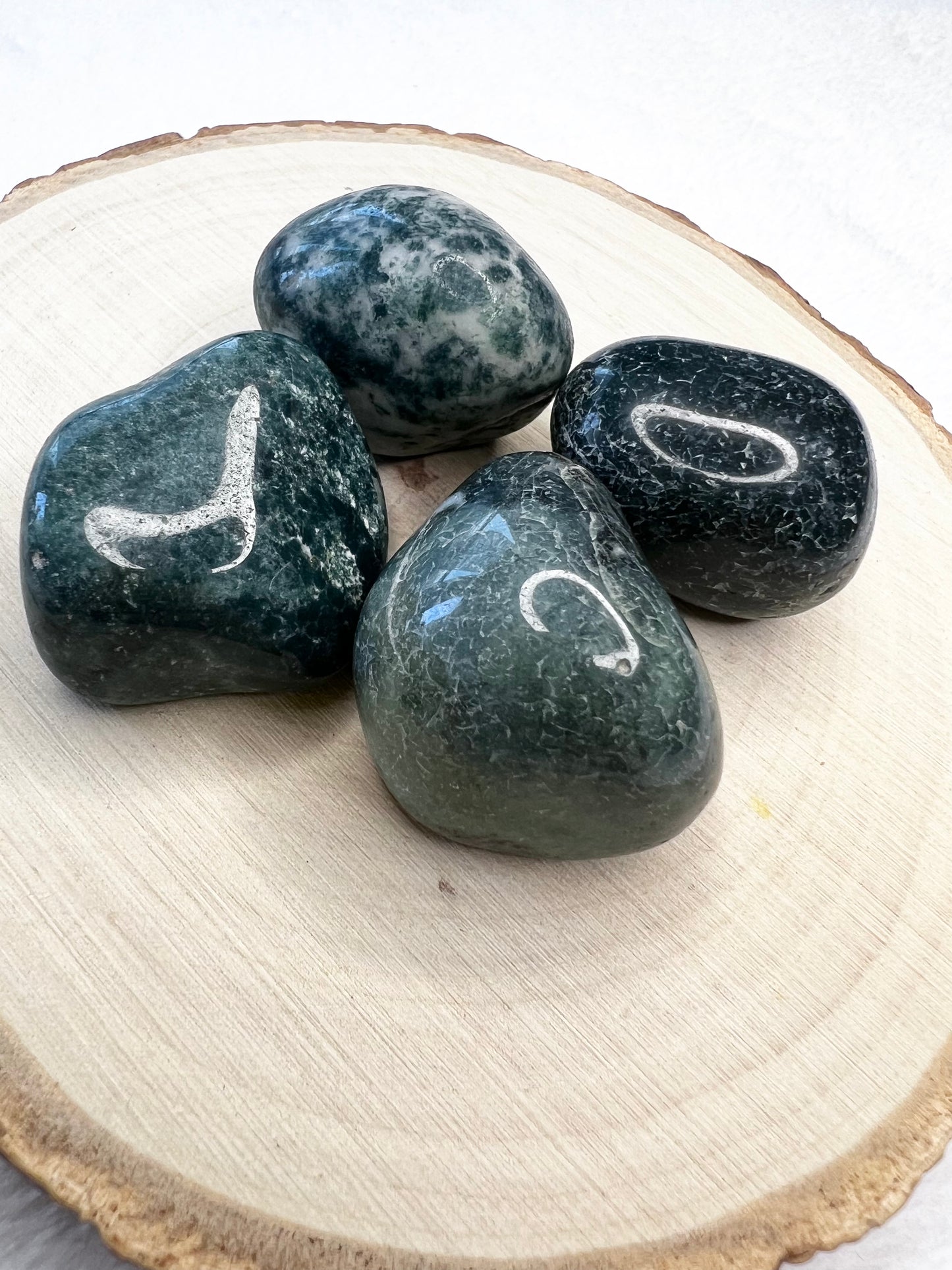 Pierre roulée en agate mousse