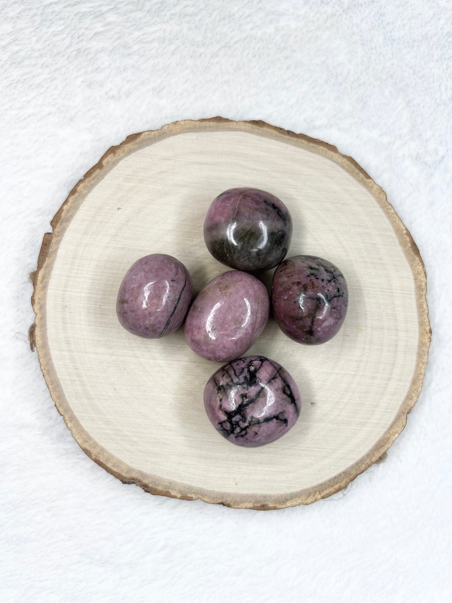 Pierre roulée en rhodonite